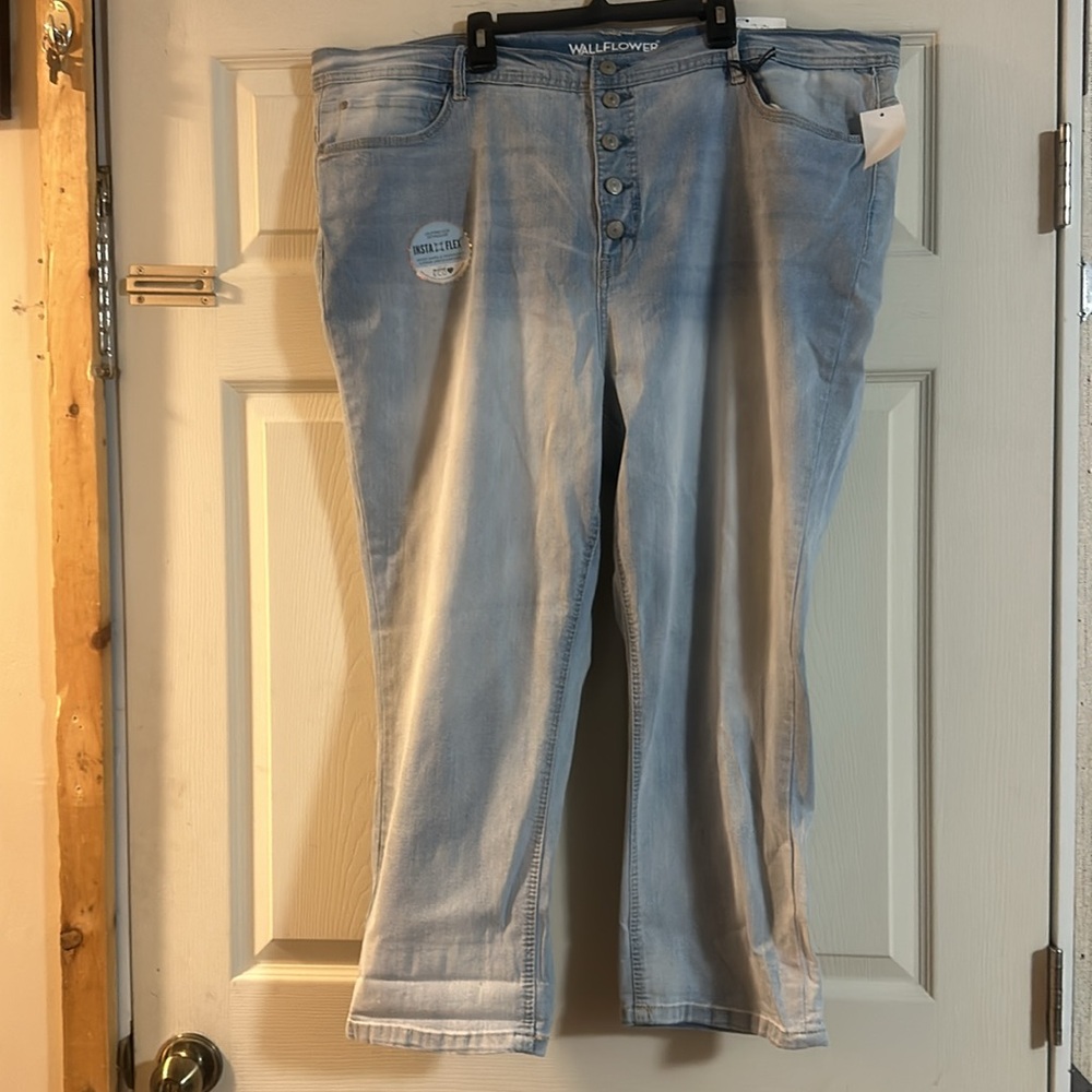 WALLFLOWER THE FLIRTY CURVY CROP: NEW WITH TAGS: SIZE 24